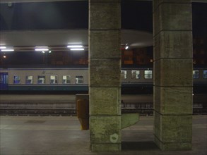Arrêt en gare d'un train vers Venise la nuit