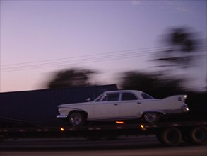 Los Angeles (nuit) - 1950's flying car (voiture des années 1950 "volante")