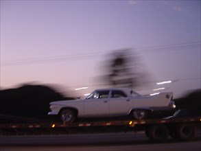 1950's flying car (voiture des années 1950 "volante"), nuit, Los Angeles