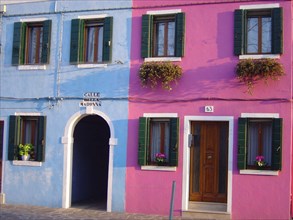 Venise, Burano, maisons de pêcheurs rose et bleue