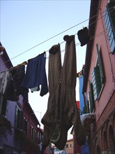 Venise Burano ruelle, linge étendu, vêtements de pêcheurs et d'ouvriers