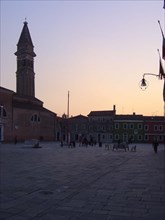 Venise Burano Piazza Galuppi au soleil couchant l'hiver, Campanile penché de l'Eglise San Martino