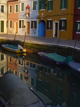 Venise, Burano, Rio di Terranova maisons de couleurs et reflets dans le canal