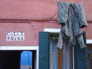 Venise Burano maison de pêcheur, fenêtre et linge étendu