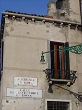 Venise Calle San Rocco Ferrovia, ruelle et façade, signalétique vers la gare (Ferrovia)