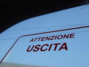 Venise, attention sortie / attenzione uscita, dans le train