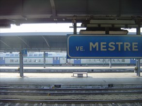 Venise, gare de Venezia Mestre, quai de gare, train