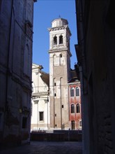 Venise Dorsoduro Eglise San Trovaso, ruelle, façade et clocher