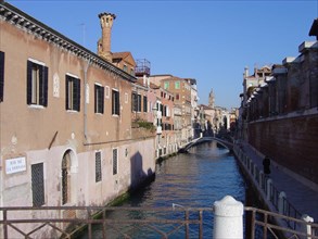 Venise Dorsoduro Rio de la Salute, pont, canal et façades vers l'Eglise de la Salute
