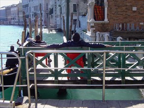Venise, gondoliers au repos