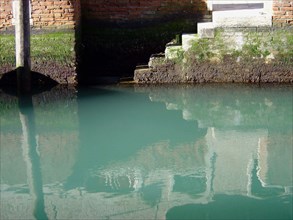 Venise Reflets canal, marches d'escalier et reflets dans le canal