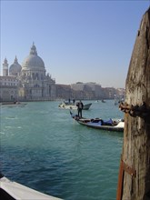 Venise Salute Eglise de la Salute, gondolier, barque sur le Grand Canal