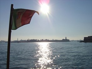 Venise San Michele, cimetière de San Michele vue depuis le vaporetto, drapeau italien, soleil