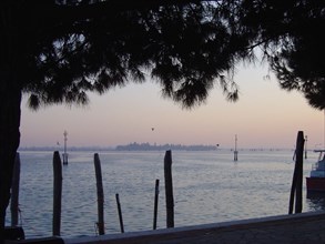 Venise, Ile de San Francesco del Deserto, vue depuis Burano, le soir