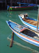 Venise, barques de couleur et bateaux de pêcheurs sur le canal