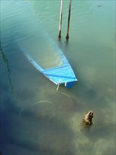 Venise, barque bleue engloutie dans le canal