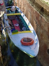 Venise, barque de pêcheur de couleurs sur le canal