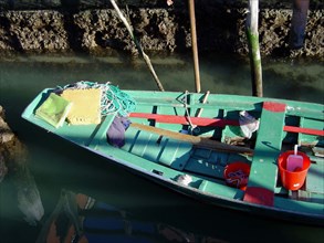 Venise, barque de pêcheur de couleurs sur le canal