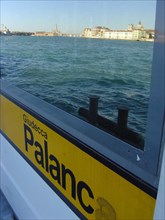 Venise, reflets du canal de la Giudecca, arrêt du vaporetto Giudecca Palanca