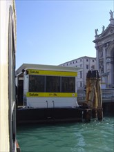 Venise, Grand Canal, arrêt du vaporetto Salute
