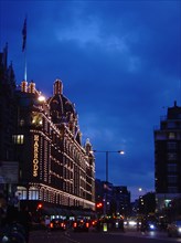 Londres, Brompton Road de nuit, façade du magasin Harrod's, quartier de Knightsbridge