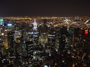 New-York (USA), Manhattan, Vue de nuit depuis l'Empire State Building (vers le Chrysler Building et