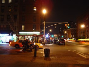 New-York (USA), Manhattan, Chelsea, croisement de rue et d'avenue de nuit, taxi de nuit