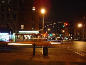 New-York (USA), Manhattan, Chelsea, croisement de rue et d'avenue de nuit, taxi de nuit