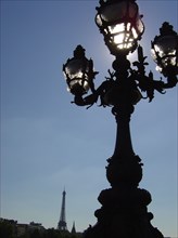 Paris, Pont Alexandre III, luminaire à contre-jour et Tour Eiffel