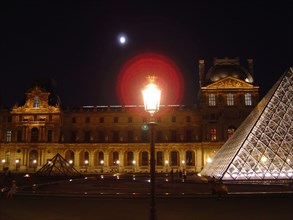 Paris, Musée du Louvre, impressions de nuit, lune et réverbère, façade et pyramide (architecte :
