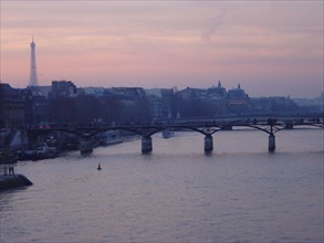Paris, bords de Seine, le Pont des Arts, Tour Eiffel, Musée d'Orsay, au soleil couchant
