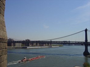 Vue sur le pont de Manhattan et l'East River depuis le pont de Brooklyn à New-York