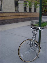 Vélo attaché à un poteau à New-York