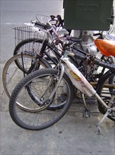 Vélos attachés à un poteau à New-York