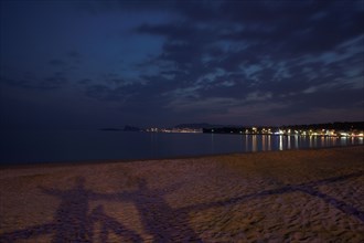Provence333 La baie des Lescques vers La Ciotat illuminée le soir, couchant, plage de nuit