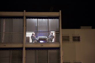 Provence341 Couple devant la télévision le soir la nuit