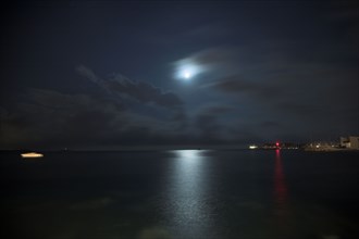 Provence354 Voiliers au port la nuit sous la lumière de lune la nuit