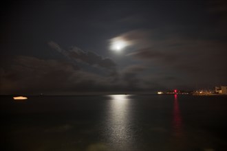 Provence355 Nuages et clair de lune la nuit sur la Méditerranée