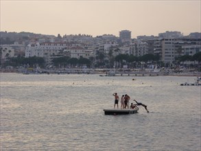 CoteAzur009 Cannes, La Croisette, baie de Cannes, plages, le soir par ciel d'orage, baigneurs