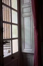 Versailles095 Château de Versailles, Petit Trianon, fenêtre et rideau rouge