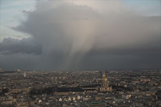 Paris 086 Paris, vue aérienne autour des Invalides, ciel d'orage au couchant