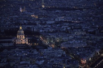 Paris 087 Paris, vue aérienne, autour des Invalides illuminés, la nuit