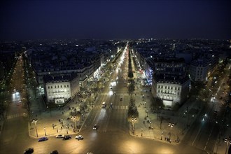 Paris 091 Avenue des Champs Elysées illuminée la nuit depuis l'Etoile