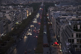 Paris 092 Avenue des Champs Elysées illuminée la nuit depuis l'Etoile