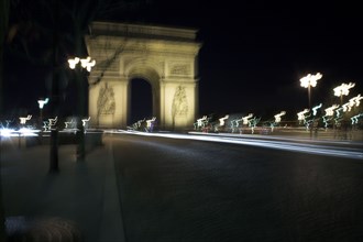 Paris 093 L'Arc de Triomphe, Place de l'Etoile, la nuit