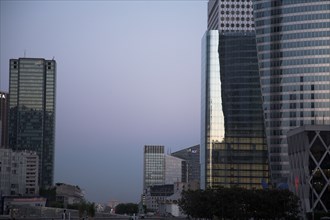 Paris 096 L'Esplanade de La Défense, gratte-ciels, vers l'Arc de Triomphe, le soir au couchant