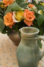 Provence402 Provence, Luberon, bouquet de roses et pichet provencal, table d'été