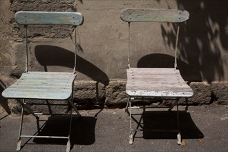 Provence409 Provence, Luberon, Lourmarin, village, chaises anciennes