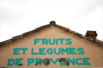 Provence435 Provence, village, murs, fruits et légumes de Provence
