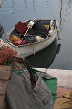 Provence446 Provence, Cassis, vieux port, filets de pêche, bateau de pêche à quai,